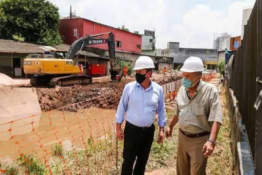 Prefeito Orlando Morando vistoria etapa final das obras de canalização do Córrego dos Lima