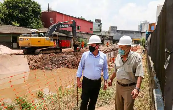 Prefeito Orlando Morando vistoria etapa final das obras de canalização do Córrego dos Lima