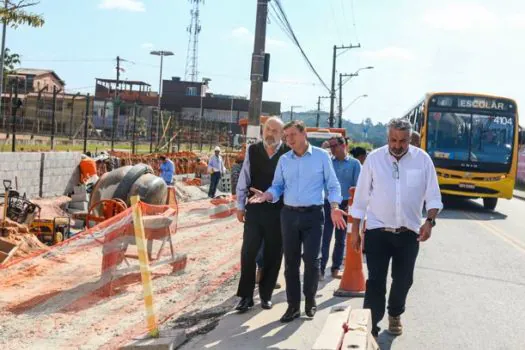 Orlando Morando vistoria andamento nas obras de alargamento da Estrada Poney Club