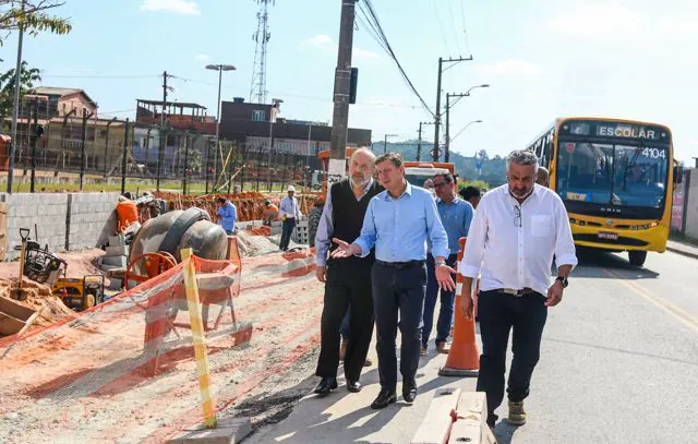 Orlando Morando vistoria andamento nas obras de alargamento da Estrada Poney Club