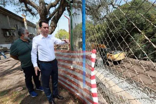 Trecho da margem do Córrego Guarará passa por manutenção