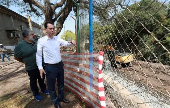 Trecho da margem do Córrego Guarará passa por manutenção