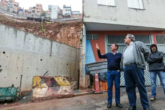 Prefeito Orlando Morando acompanha execução de obra de contenção de encosta na Rua da Bica