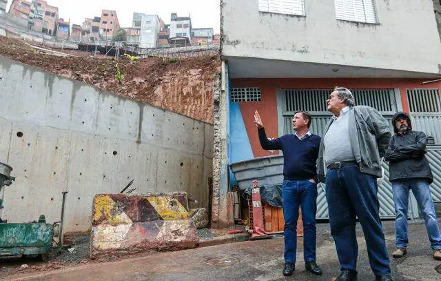 Prefeito Orlando Morando acompanha execução de obra de contenção de encosta na Rua da Bica