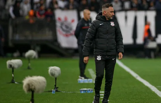 Vítor Pereira nega ligação entre visita da família e permanência no Corinthians