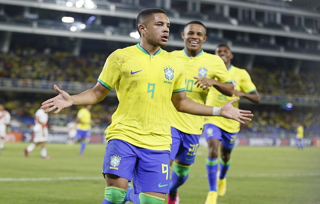 Vitor Roque comanda vitória do Brasil sobre o Peru no Sul-Americano sub-20