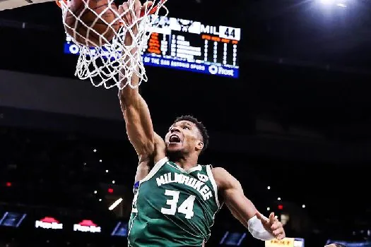 Antetokounmpo e Middleton somam 49 pontos e comandam vitória dos Bucks na NBA