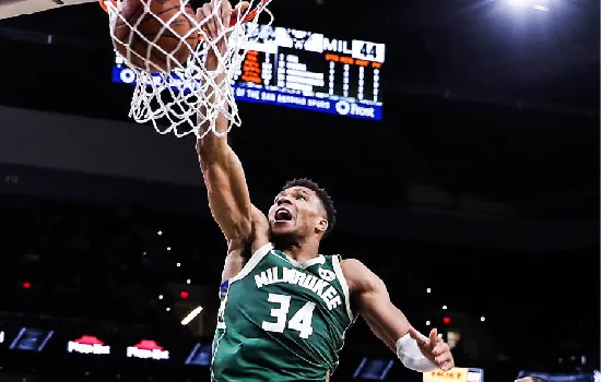 Antetokounmpo e Middleton somam 49 pontos e comandam vitória dos Bucks na NBA