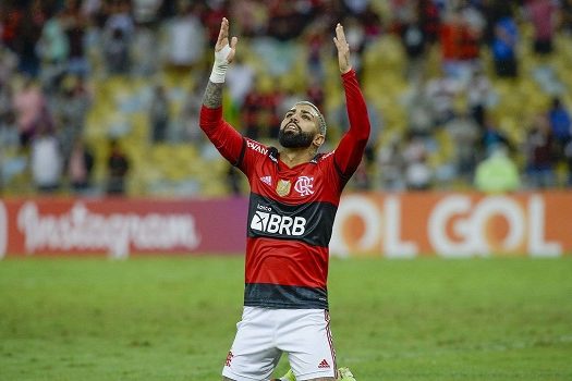 Flamengo vence Bahia com polêmica de arbitragem