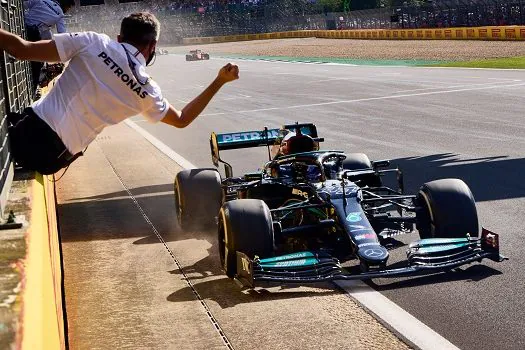 Em dia de acidente com Verstappen e punição, Hamilton ganha a 8ª em Silverstone