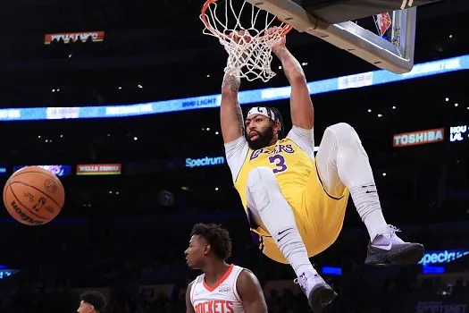 Trio brilha, Lakers vencem Rockets em casa e ganham embalo na NBA