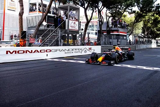 Verstappen aproveita ausência de Leclerc no grid, ganha GP de Mônaco e lidera F1