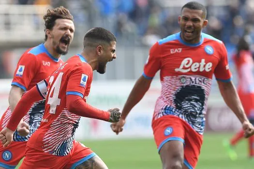 Napoli vence Atalanta, encosta no Milan e mantém disputa acirrada pelo título