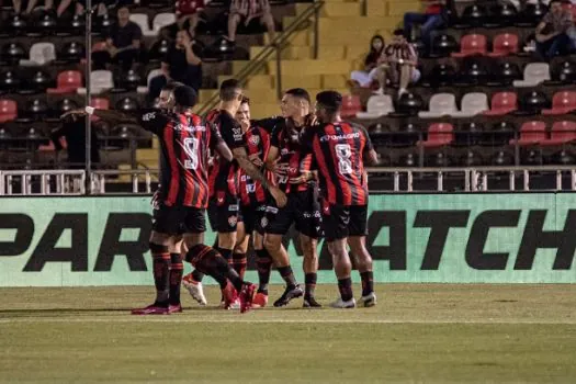 Vitória vence Botafogo-SP, segue 100% e lidera a Série B