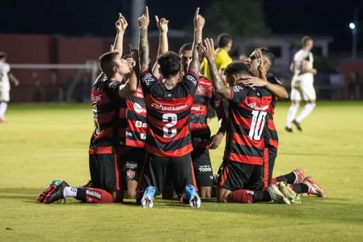 Vitória bate Ceará, engata quinta vitória seguida e volta à liderança da Série B com 100%