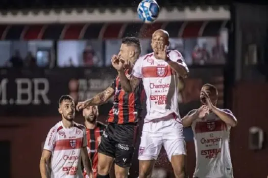 Vitória vence CRB com gol no fim e segue na liderança da Série B