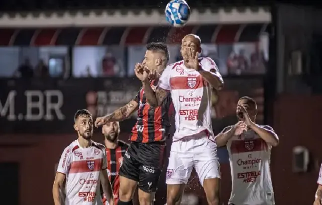 Vitória vence CRB com gol no fim e segue na liderança da Série B