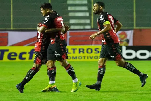 Vitória vence Figueirense e escapa da zona de rebaixamento