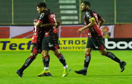 Vitória vence Figueirense e escapa da zona de rebaixamento