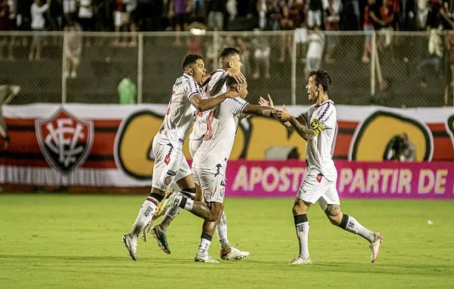 Vitória vence o Ituano no Barradão e segue líder da Série B