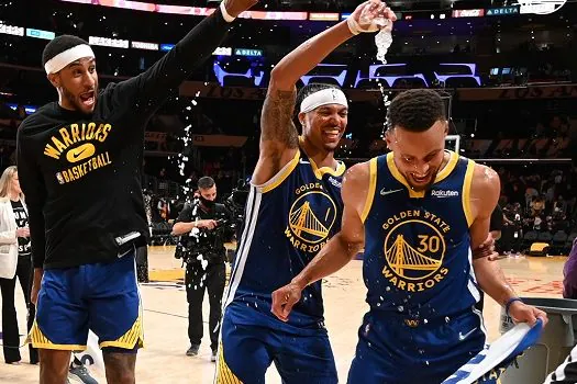 Em Los Angeles, Curry brilha e Warriors batem Lakers no jogo de estreia na NBA