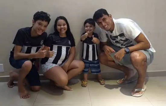 Murilo faz camisas personalizadas do Cachorrão para crianças da família