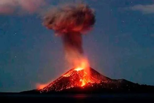 Vulcão Anak Krakatau entra em erupção na Indonésia