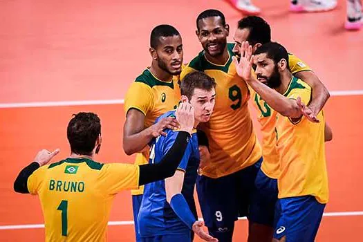 Olimpíadas de Tóquio: Brasil bate os Estados Unidos e se classifica no vôlei masculino