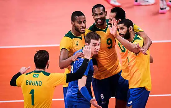 Olimpíadas de Tóquio: Brasil bate os Estados Unidos e se classifica no vôlei masculino