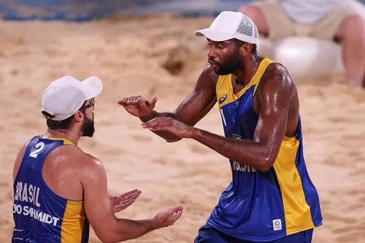 Tóquio: Evandro e Bruno Schmidt avançam às oitavas no vôlei de praia