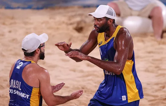 Tóquio: Evandro e Bruno Schmidt avançam às oitavas no vôlei de praia