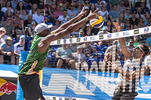 Vôlei de praia: Evandro e Bruno Schmidt e André e George vencem