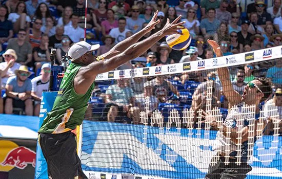 Vôlei de praia: Evandro e Bruno Schmidt e André e George vencem