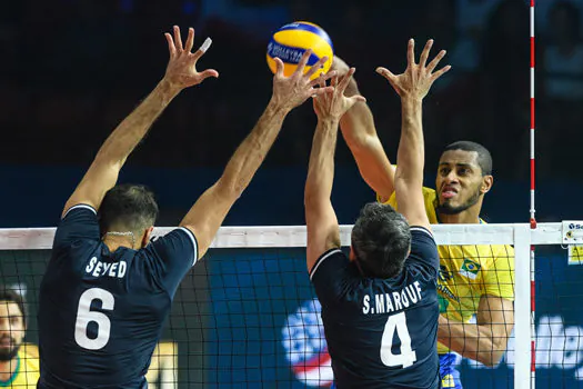 Vôlei masculino: Brasil vence Irã e chega na semifinal