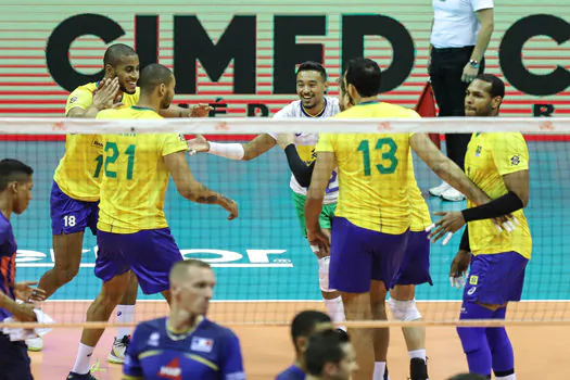 Vôlei masculino: Brasil vira o jogo vence partida contra a França