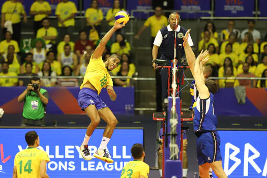 Vôlei masculino: Brasil vence a Itália de virada na despedida de casa