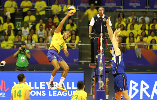 Vôlei masculino: Brasil vence a Itália de virada na despedida de casa