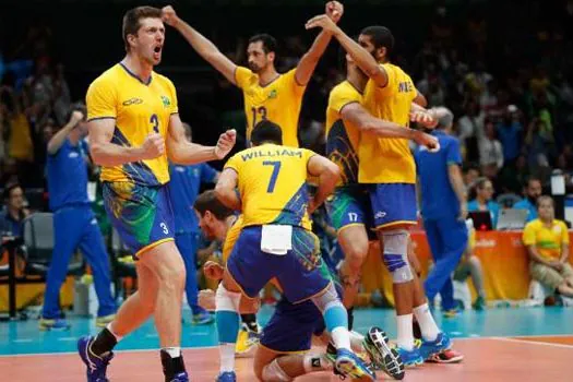 Vôlei: sob gritos de “o campeão voltou”, Brasil entra em quadra