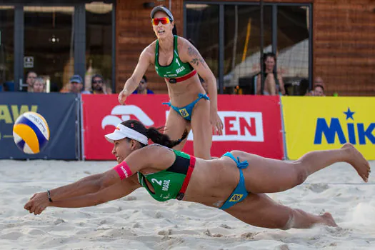 Ágatha e Duda e Carol Solberg e Maria Elisa vão à semifinal na Polônia