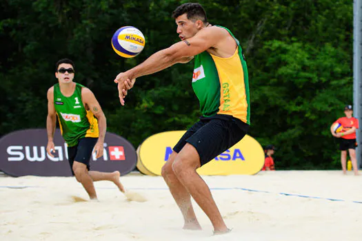 Vôlei de praia: Guto e Saymon eliminam campeões mundiais