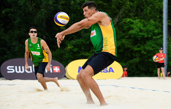 Vôlei de praia: Guto e Saymon eliminam campeões mundiais