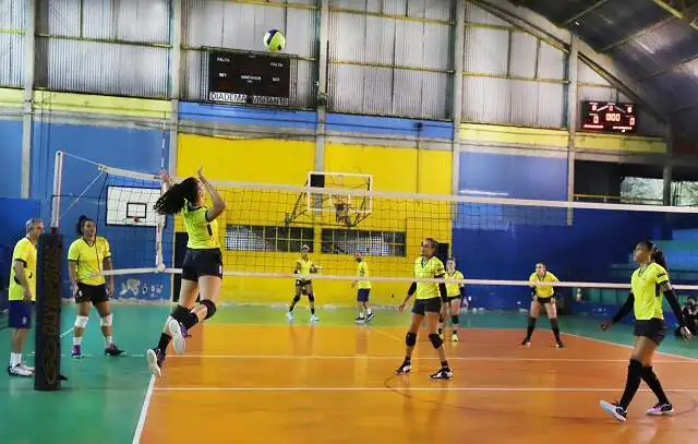 Seleção Brasileira Universitária de Vôlei realiza treino em Diadema