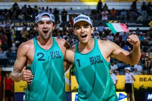 Renato e Vitor Felipe conquistam a prata no Mundial de Vôlei de Praia