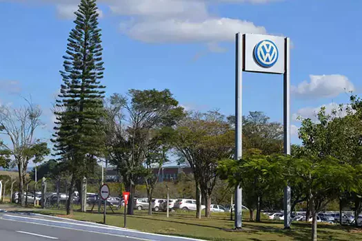 Volkswagen volta a operar em dois turnos e antecipa retorno de trabalhadores em lay-off