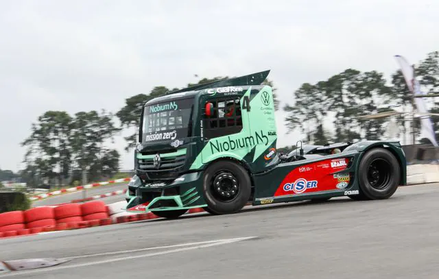 Primeiro caminhão de corrida híbrido elétrico do mundo estreia na Copa Truck 2023