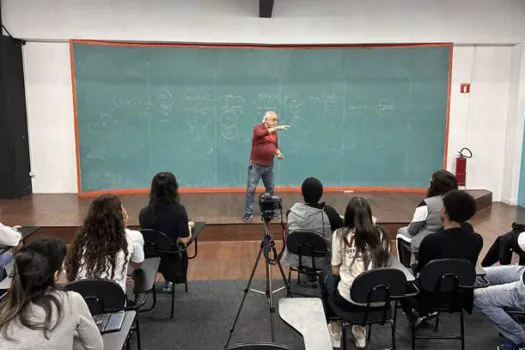 Clovis Volpi ministra aula para jovens de curso pré-vestibular em Mauá