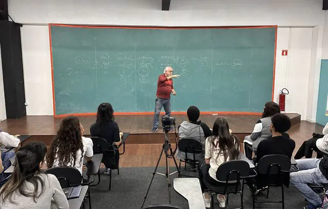 Clovis Volpi ministra aula para jovens de curso pré-vestibular em Mauá