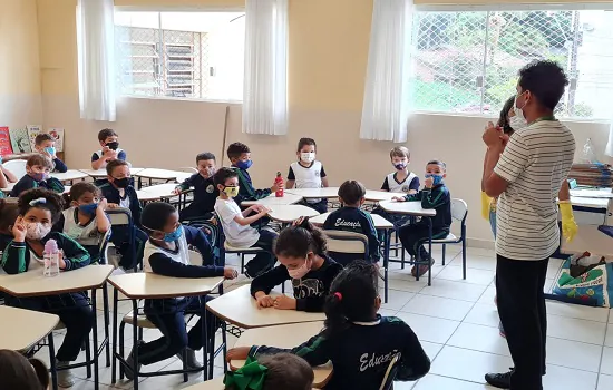 Segundo dia de aulas registra adesão de 75% de alunos em Ribeirão Pires