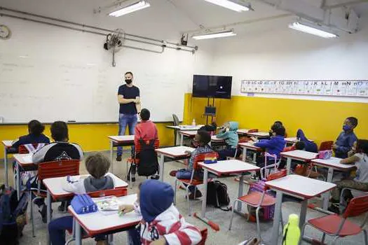 Escolas da rede estadual iniciam com turmas de inglês, tecnologia e projeto de convivência