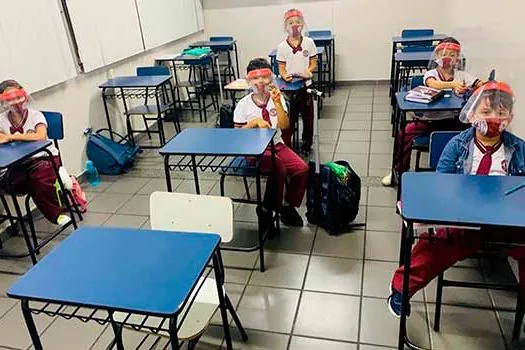 VOLTA ÀS AULAS – Pais resistem em mandar seus filhos para escolas